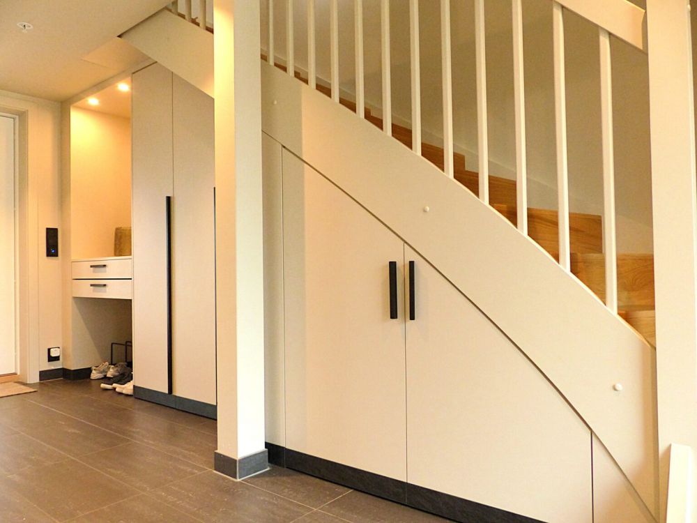 Oppbevaring under trapp  slik utnyttes plassen best mulig